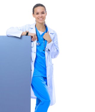 Boş reklam panosu olan bir kadın doktor..