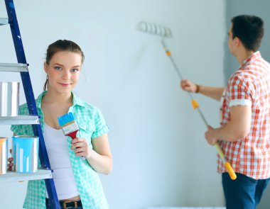 Yeni eve taşınan genç çiftin portresi.