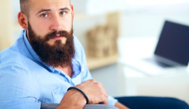 Genç işadamı koltukta oturuyor.