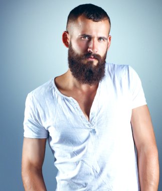 Ayakta, gri arka plan üzerinde izole yakışıklı adam portresi