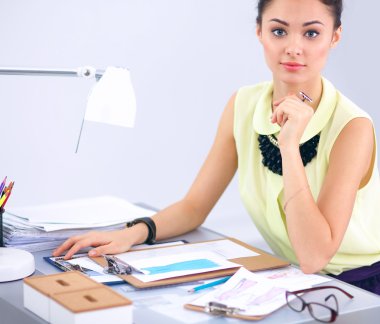 Stüdyoda çalışan modern genç moda tasarımcısı.