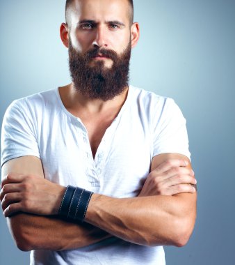 Ayakta, gri arka plan üzerinde izole yakışıklı adam portresi