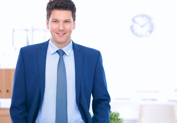 Geschäftsmann oder Manager vor seinem Schreibtisch im Büro — Stockfoto