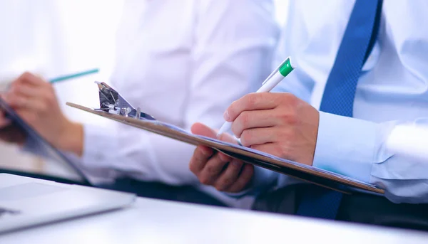 Geschäftsleute sitzen und schreiben bei Geschäftstreffen, im Büro — Stockfoto