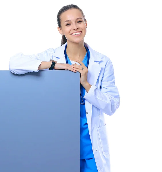 Una doctora con una cartelera en blanco. — Foto de Stock