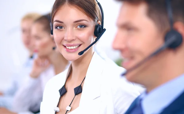 Atractivo Sonriendo jóvenes empresarios positivos y colegas en una oficina de call center — Foto de Stock