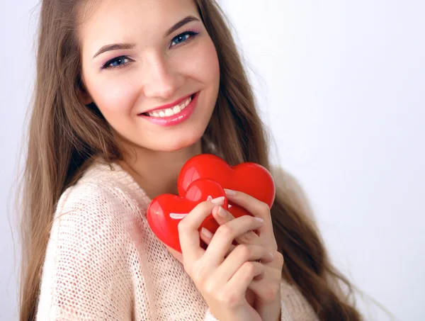 Retrato de bela mulher feliz segurando um coração símbolo . — Fotografia de Stock