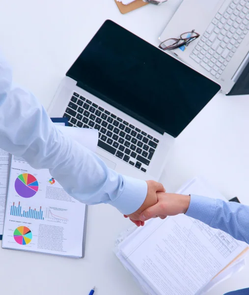 Zakenmensen schudden elkaar de hand, ronden een vergadering af — Stockfoto