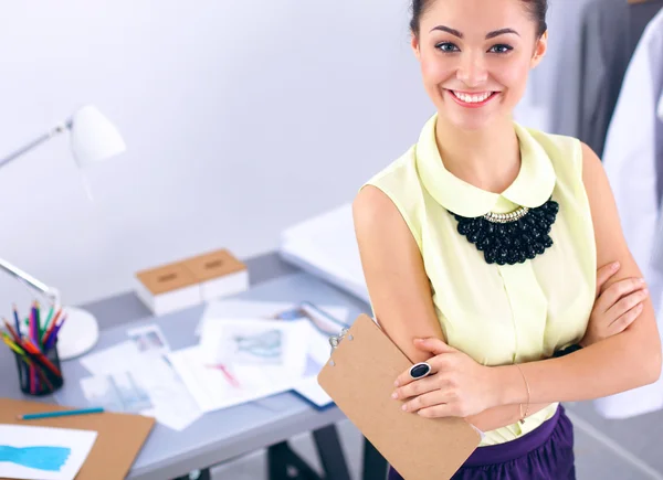 Moderne junge Modedesignerin arbeitet im Atelier. — Stockfoto