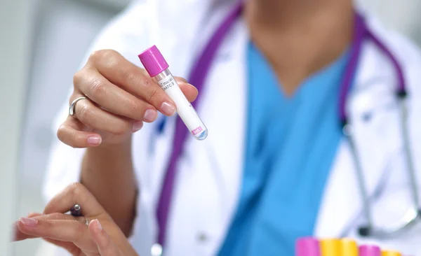 Mulher pesquisadora é cercada por frascos e frascos médicos, isolados em fundo branco — Fotografia de Stock