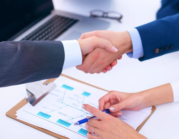 Gente de negocios dándose la mano, terminando una reunión —  Fotos de Stock