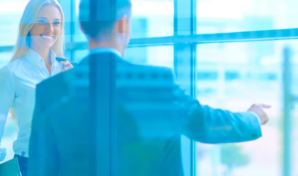 Sonriente equipo de negocios exitoso de pie en la oficina — Foto de Stock