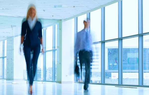 Geschäftsleute gehen auf dem Flur eines Geschäftszentrums — Stockfoto