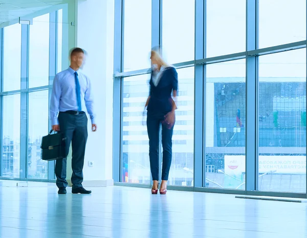 Des gens d'affaires marchant dans le couloir d'un centre d'affaires — Photo