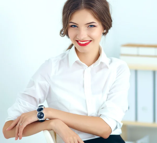 Attraktive Geschäftsfrau sitzt im Büro — Stockfoto