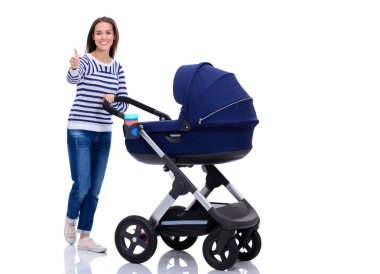 Tamam, gösterilen bir bebek arabası ile bir anne portresi tam uzunlukta beyaz arka plan üzerinde izole