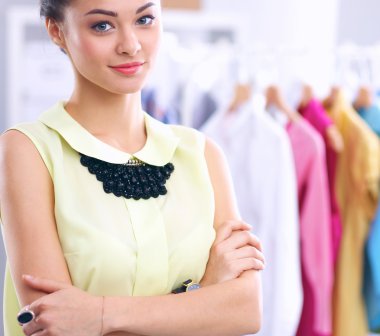 Stüdyoda çalışan modern genç moda tasarımcısı.