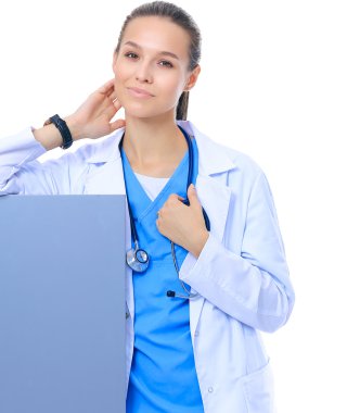 Boş reklam panosu olan bir kadın doktor..