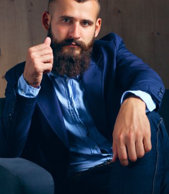koyu arka plan üzerinde izole sofa ofis lobisinde oturan işadamı
