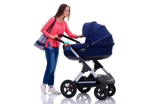 Ganzkörperporträt einer Mutter mit Kinderwagen, isoliert auf weißem Hintergrund — Stockfoto