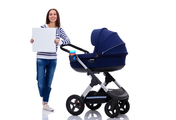 Retrato de comprimento total de uma mãe com um carrinho segurando em branco, isolado no fundo branco — Fotografia de Stock