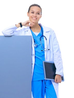 Boş reklam panosu olan bir kadın doktor..