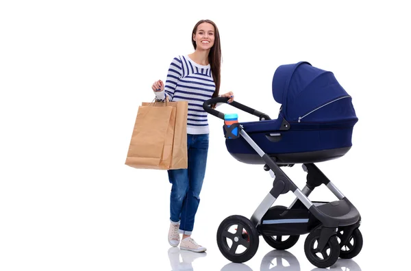 Ganzkörperporträt einer Mutter mit Kinderwagen, isoliert auf weißem Hintergrund — Stockfoto