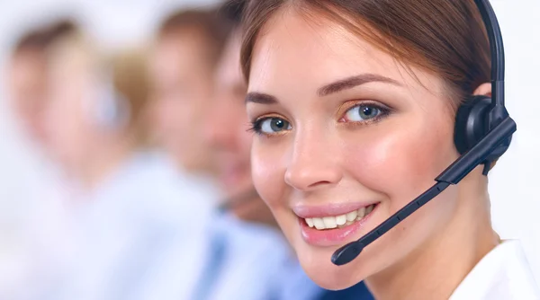 Geschäftsfrau mit Headset lächelt in Callcenter in die Kamera — Stockfoto