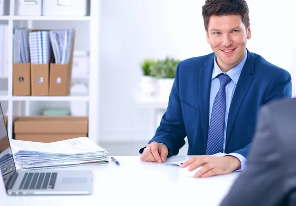 Les gens d'affaires qui travaillent avec un ordinateur portable dans un bureau — Photo