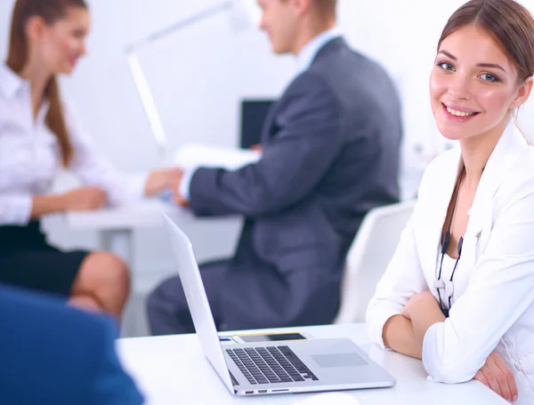 Beautiful young business people with colleagues discussing in the background — Stock Photo, Image