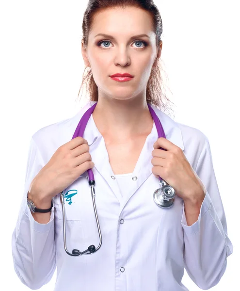 Портрет молодої жінки-лікаря з білим пальто, що стоїть — стокове фото