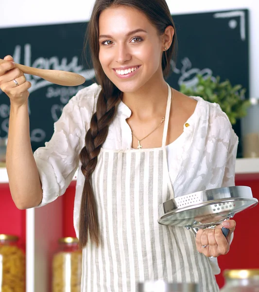 Matlagning kvinna i kök med träsked — Stockfoto