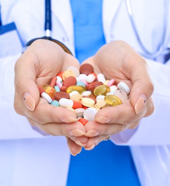 Doktor elinde bir yığın uyuşturucu tutuyor.