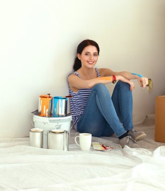 Karton kutuları olan yeni bir evde bir kadın.