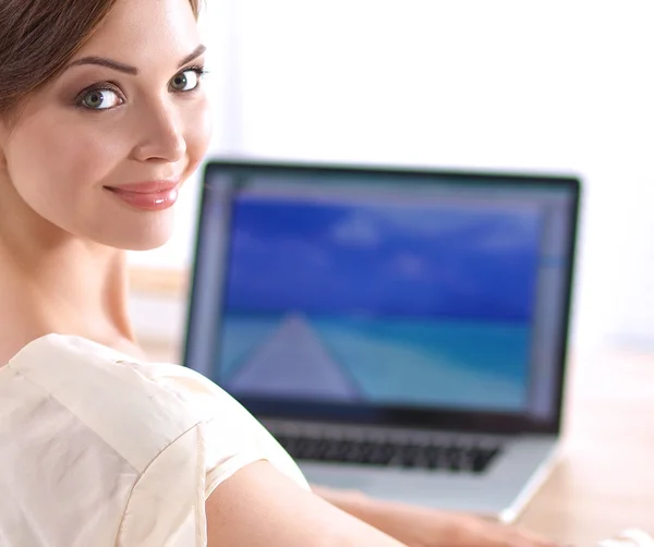 Portret van een zakenvrouw aan het bureau met laptop — Stockfoto