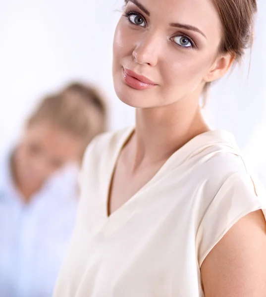 Attraktive Geschäftsfrau steht an Wand im Büro — Stockfoto