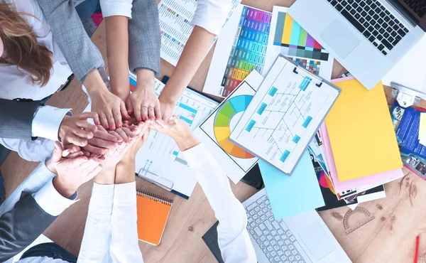 Equipo empresarial con las manos juntas - conceptos de trabajo en equipo — Foto de Stock