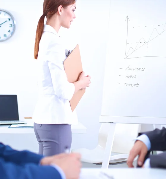 Geschäftsleute sitzen und diskutieren bei Geschäftstreffen, im Büro — Stockfoto