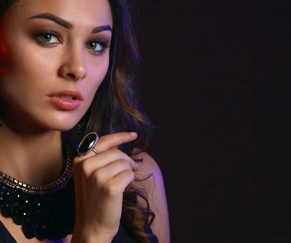 Portrait d'une belle femme avec collier, isolé sur fond noir — Photo