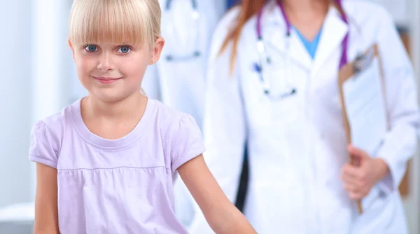 Ärztin untersucht Kind mit Stethoskop bei Operation — Stockfoto