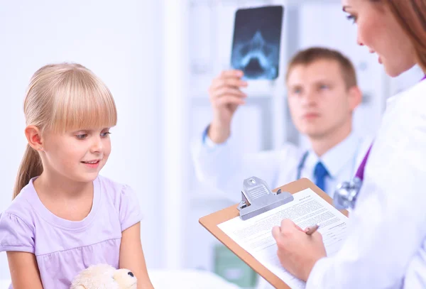 Médico femenino examinando a un niño con estetoscopio en cirugía — Foto de Stock