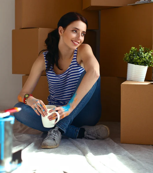 Karton kutuları olan yeni bir evde bir kadın. — Stok fotoğraf