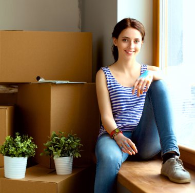 Pencere yeni evde oturan kız