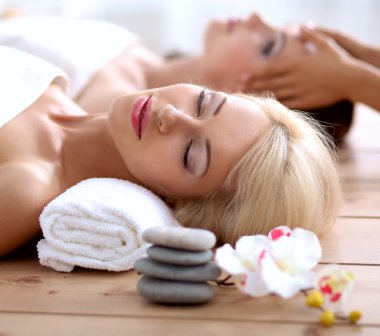 rahatlatıcı ve spa merkezinde zevk iki genç güzel kadın