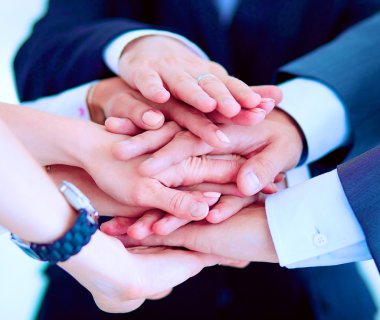 İş adamları kendi elleriyle birlikte bir daire içinde