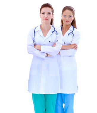 İki genç kadın doktor, hastanede duruyor.