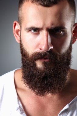 Ayakta, gri arka plan üzerinde izole yakışıklı adam portresi