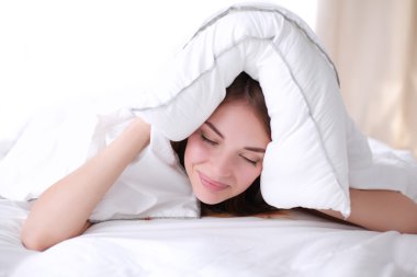 Güzel kız yatakta yatarken yatak odasında, uyuyor