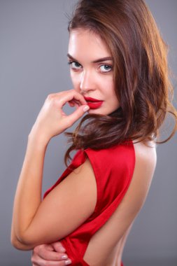 Bizi bekleyen bir kırmızı elbise giyen genç kadın