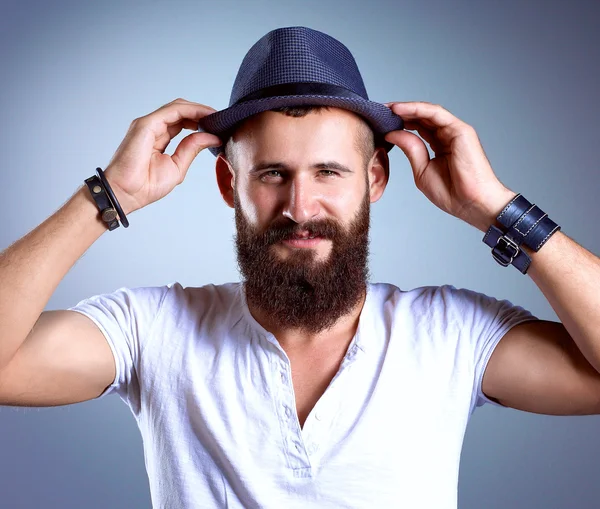 Retrato de hombre guapo de pie, aislado sobre fondo gris — Foto de Stock